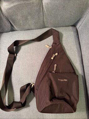 Baggallini Black Sling Crossbody Bag with Silver Hardware and adjustable strap.